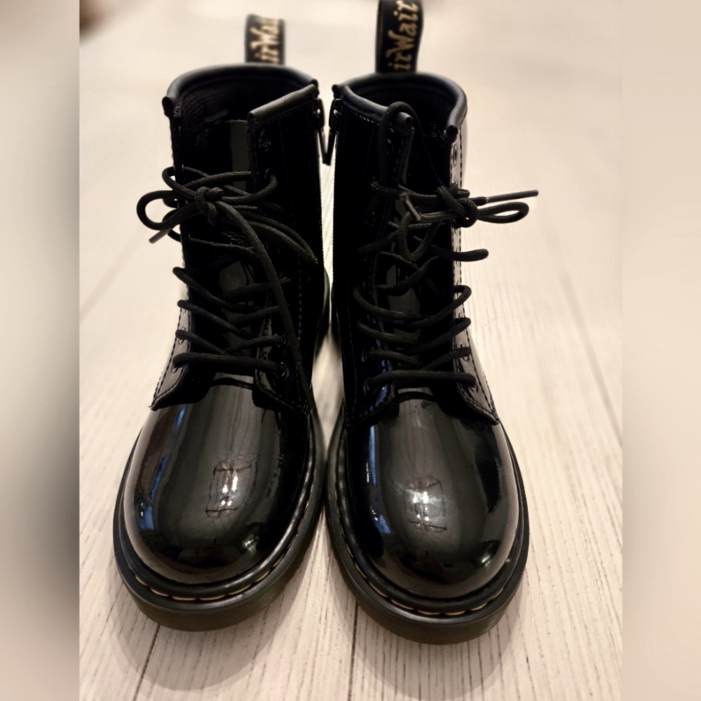 NEW Dr. Martens, girls size 3